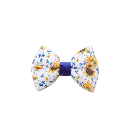 Make your furry friend stand out with our "Van Gogh" Sunflowers Floral Neutral dog bow tie. Our bow tie is designed with a stunning sunflower floral pattern that pays homage to the great artist Van Gogh. The bow tie comes with two elastic loops that easily slip over your pet's collar, ensuring a secure fit. Available in small, medium, large, and extra-large sizes, our dog bow tie is perfect for dogs of all breeds and sizes. Order now and add a touch of artistry to your furry friend's wardrobe!